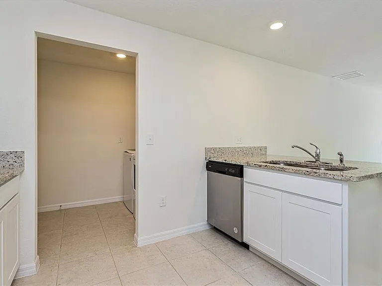 352 Towns Cir — Photo 8