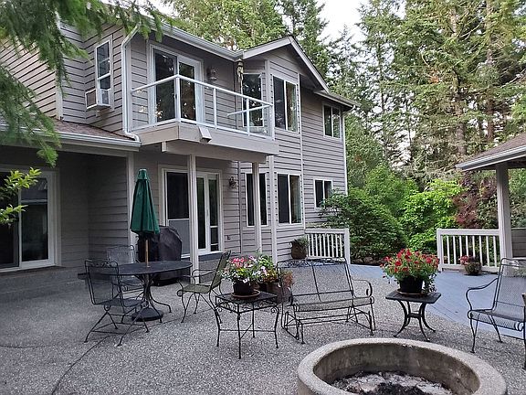 2nd image of 401 NE Southridge Dr