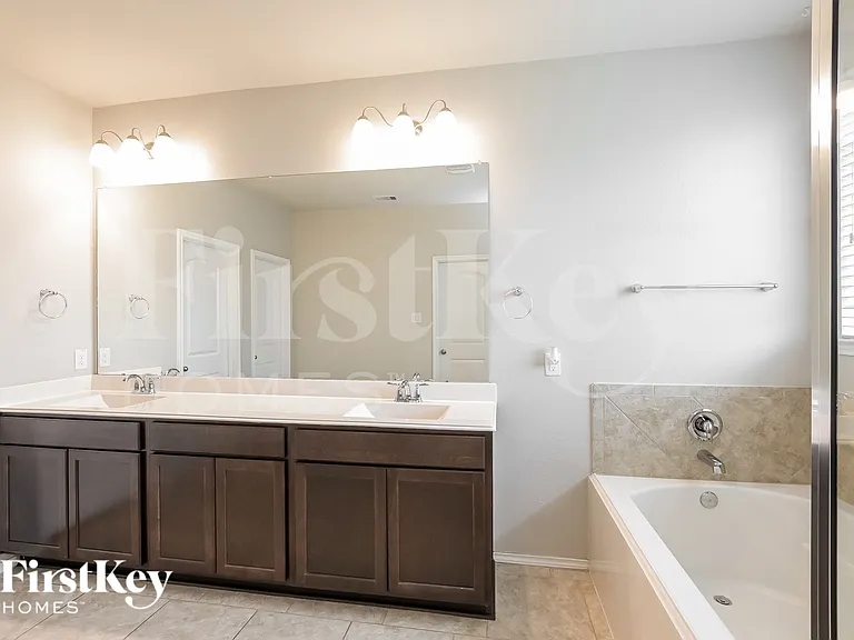 4711 Creekside Haven Trl — Photo 9