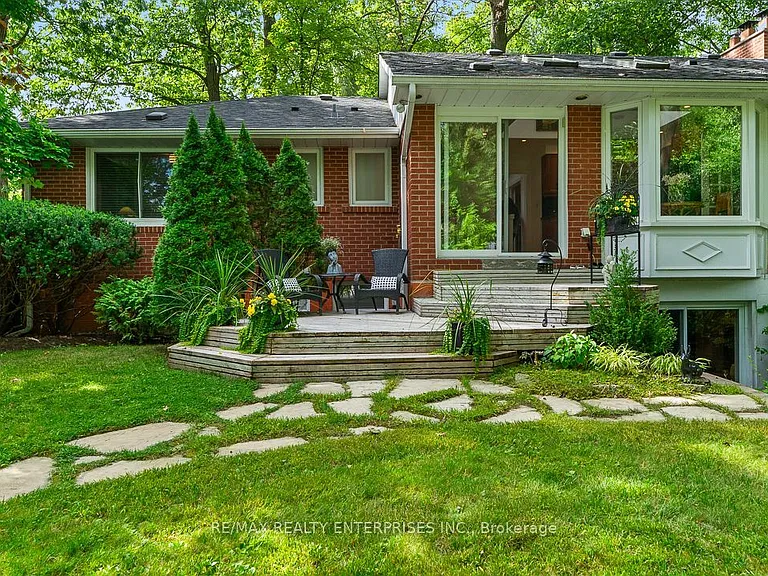 1373 Queen Victoria Ave — Photo 49