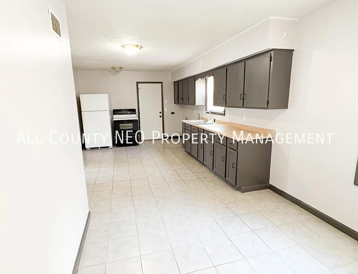 Bright & Spacious 3-Bedroom Home with Fenced Yard! — Photo 2