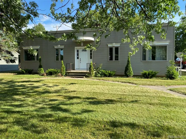 30 Madison St, Port Austin, MI 48467