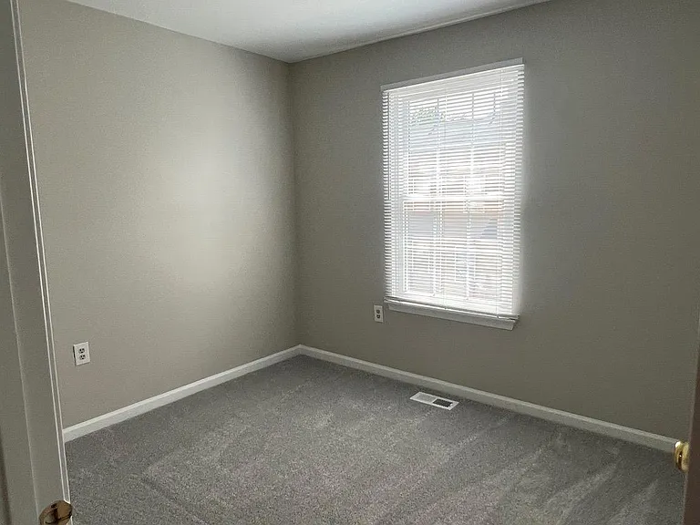 1031 Murdoch Ct — Photo 14
