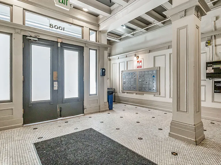 1008 Larkin — Photo 17
