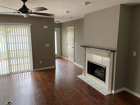 Gas fireplace Main Entrance - Attached Garage Door Entrance