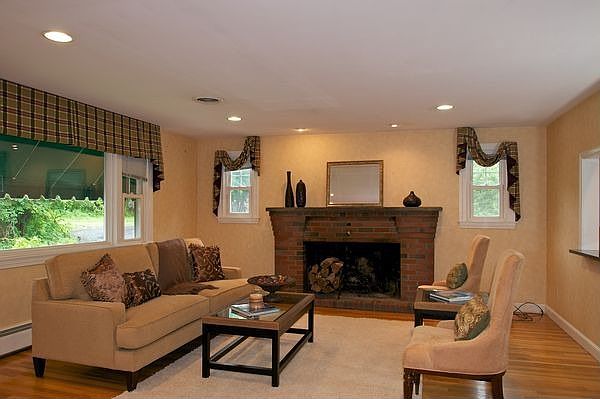 The l6x18 LR has h/w floors, F/P. 