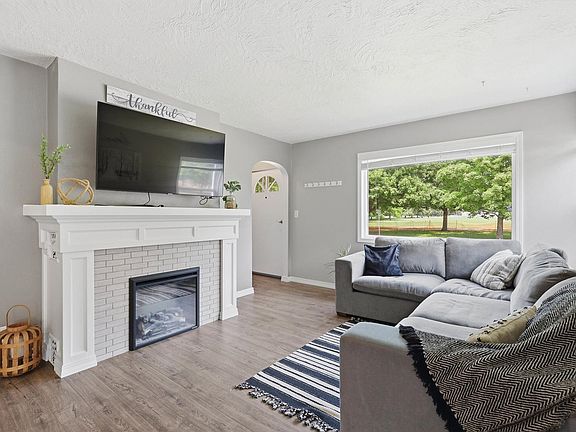 2nd image of 303 W Queen Ave