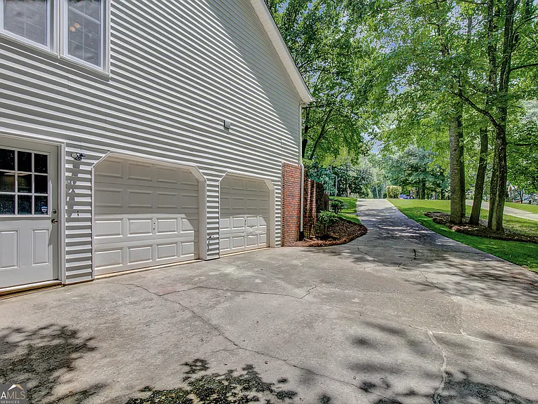 220 Fontaine Way — Photo 2