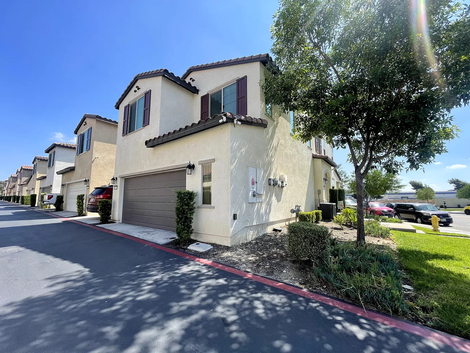 3 bed, 2.5 bath, 1800 sqft, $2,995 — Photo 2