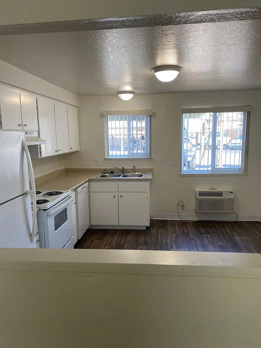Building Photo - 2990 Menlo Dr #16