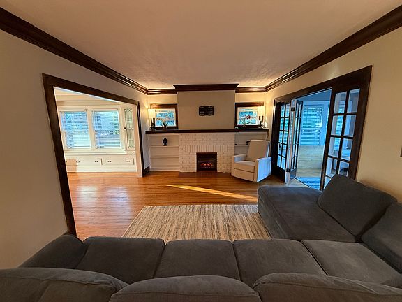 3rd image of 1124 Summit Ave