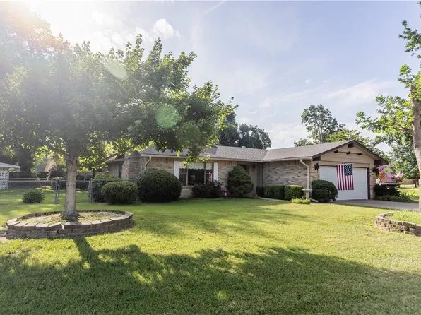 2815 W Highland Dr, Rogers, AR 72756