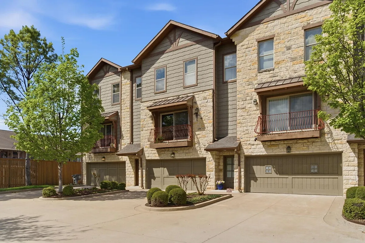 3 bed, 3.0 bath, 2630 sqft, $2,495 — Photo 2