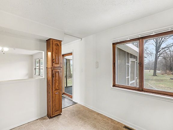 4th image of 803 NW Black Twig Ln