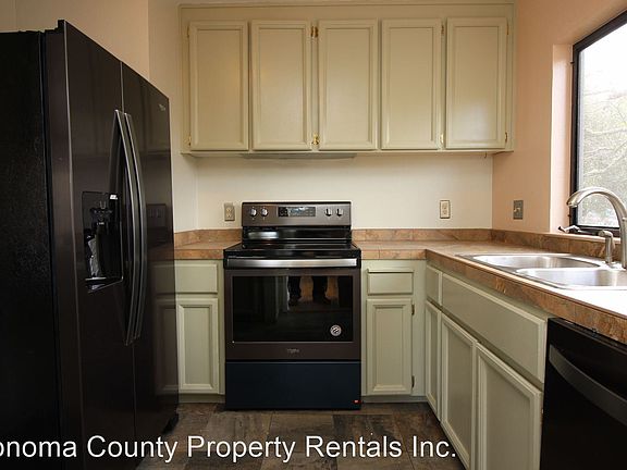5th image of 298 Headlands Ct