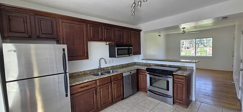 2 bed, 1.0 bath, 1000 sqft, $1,740 — Photo 4