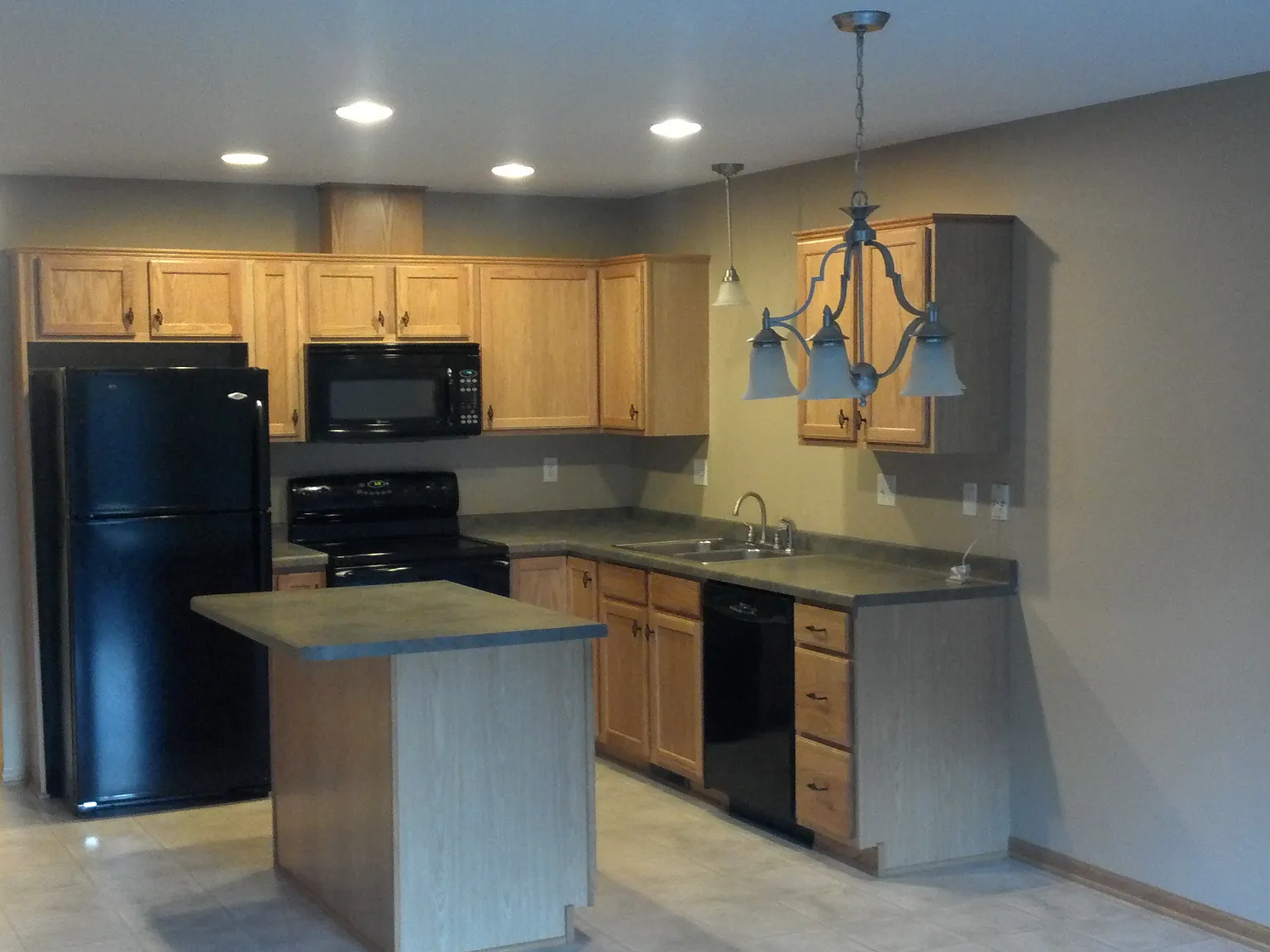 3 bed, 2.5 bath, 1845 sqft, $1,800 — Photo 2