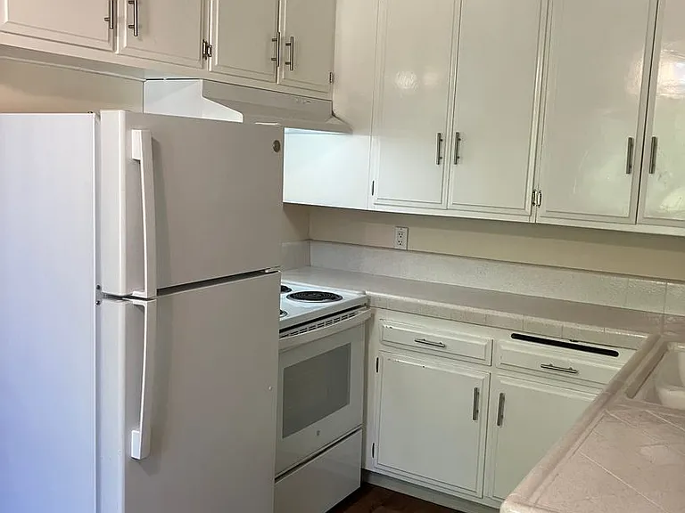 Parkway Plaza Apartments — Photo 17