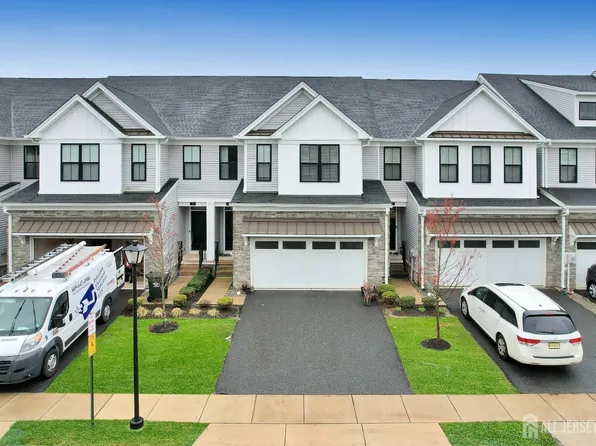 9 Clover Ln, Monroe Township, NJ 08831