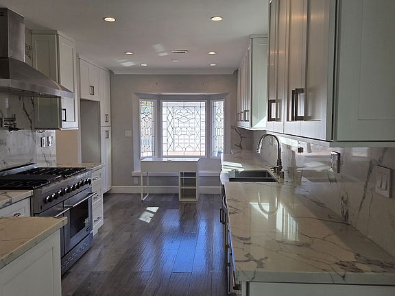 Kitchen / new stove with additional burners