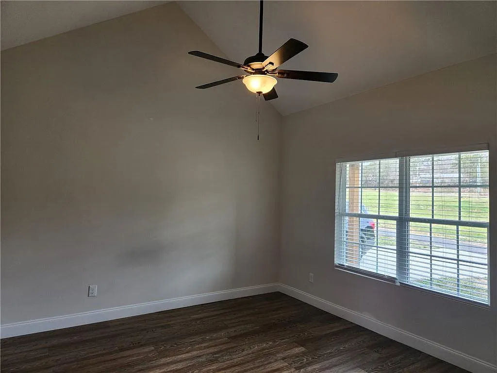 3 bed, 2.0 bath, 1332 sqft, $2,300 — Photo 4