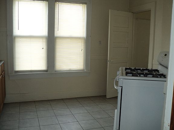 Lower Eat In Kitchen