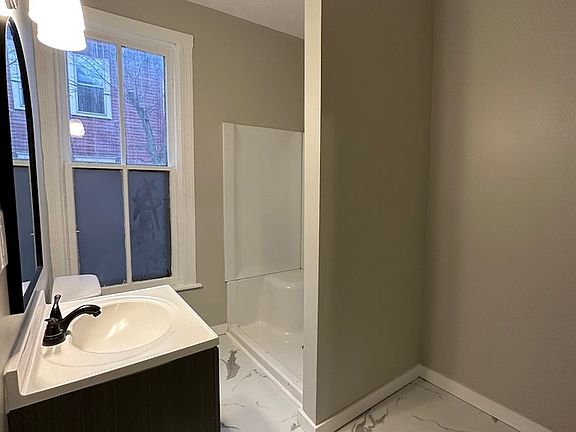 4th image of 842 Davis St #1