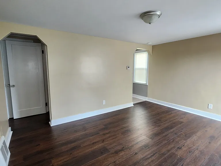 219 E Grand Blvd — Photo 3