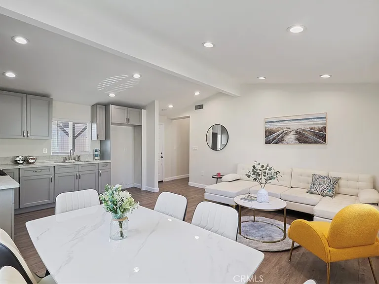 15803 Chatsworth St — Photo 10