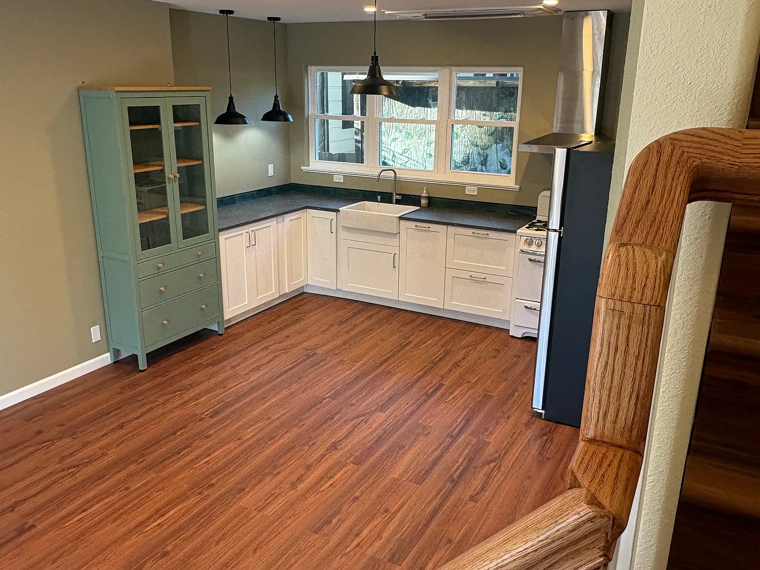 2 bed, 800 sqft, $4,200 — Photo 2