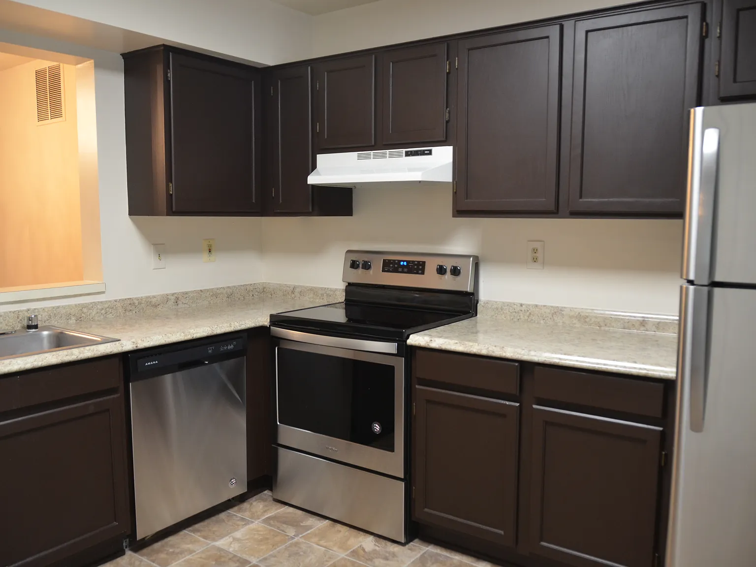 4 bed, 3.5 bath, 2100 sqft, $2,700 — Photo 3
