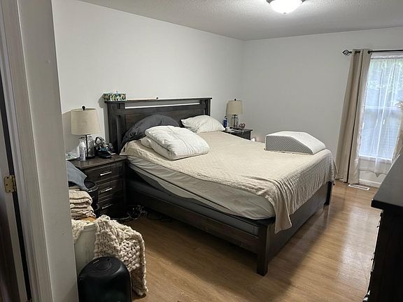 Main Bedroom w/ Walk-In Closet & Main Full Bathroom
