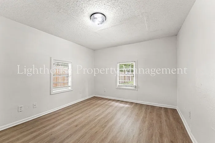 1021 Woodstock Ave — Photo 15