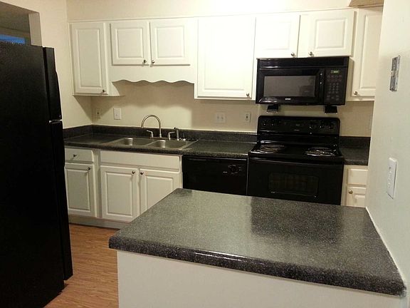 4th image of 103 Village Ln APT F