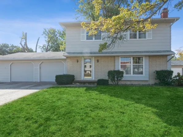 8726 Summit Dr, Clive, IA 50325