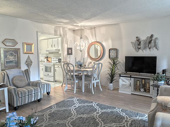 3rd image of 294 Highpoint Dr