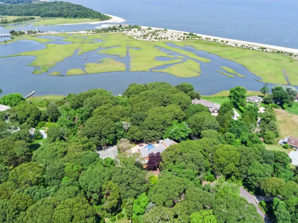 61 Hidden Cove Ct, Southampton, NY 11968