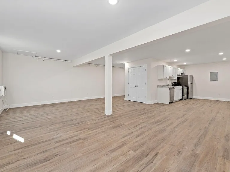 1001 E 16th St #5 — Photo 3