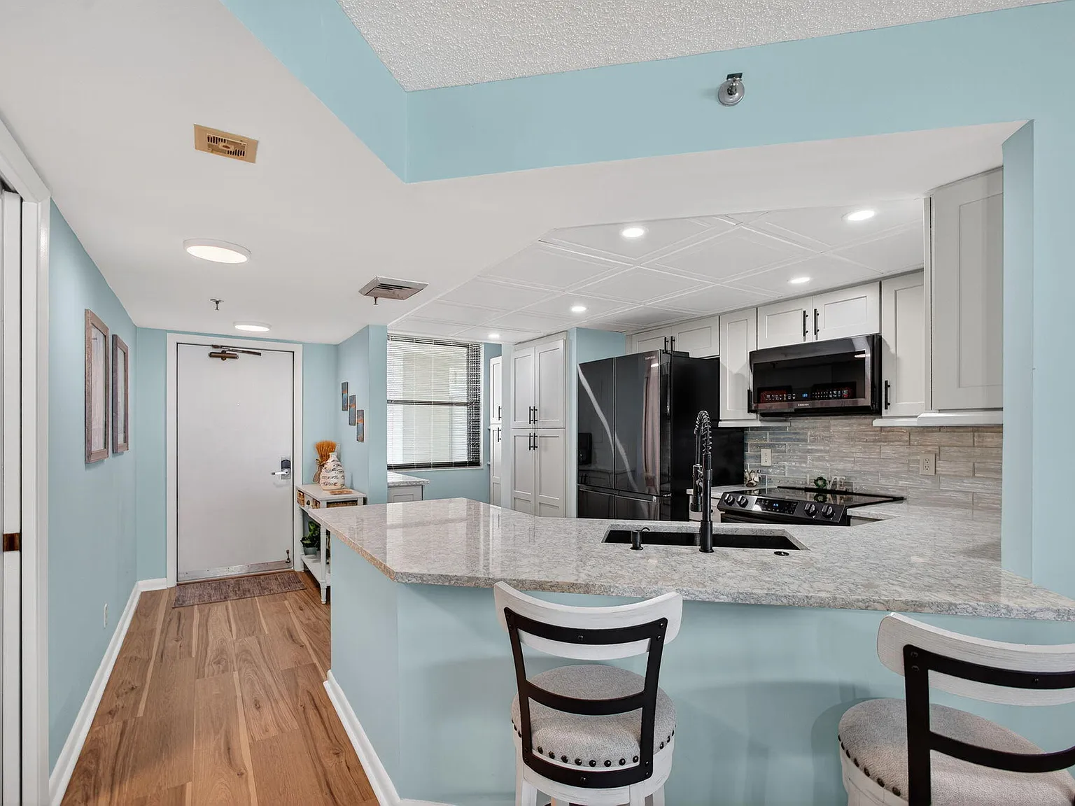 2 bed, 2.0 bath, 1209 sqft, $5,000 — Photo 4
