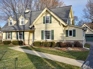 140 E Green Tree Rd, Fox Pt, WI 53217