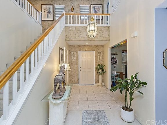 4th image of 472 Minaret St