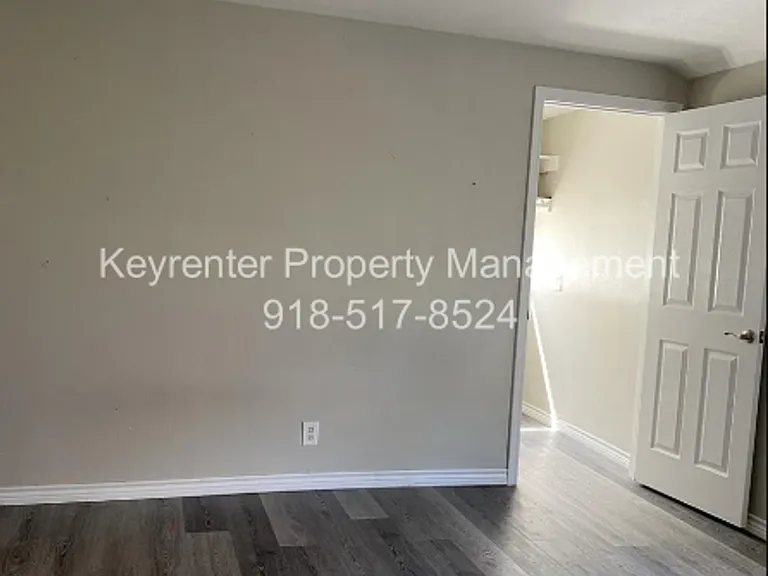 317 E Will Rogers Blvd — Photo 5