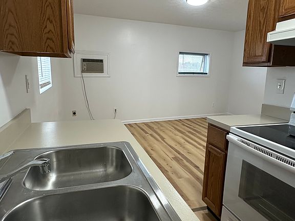 5th image of 641 Broadway Ave #208