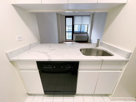 5th image of 250 E 40th St APT 17A