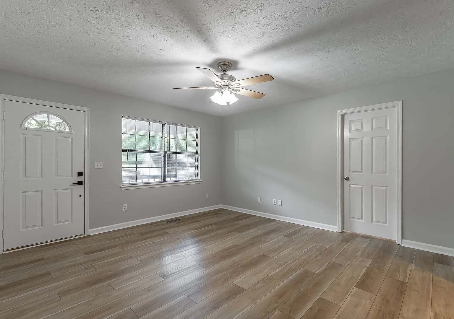 2 Bedroom Home in East Brainerd with Screened Porch & Garage — Photo 2