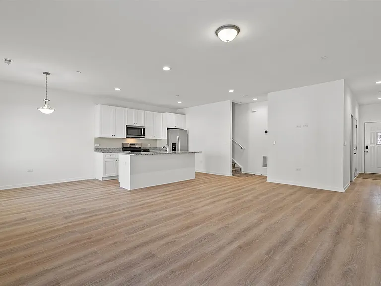 1057 Gillespie Ln — Photo 2
