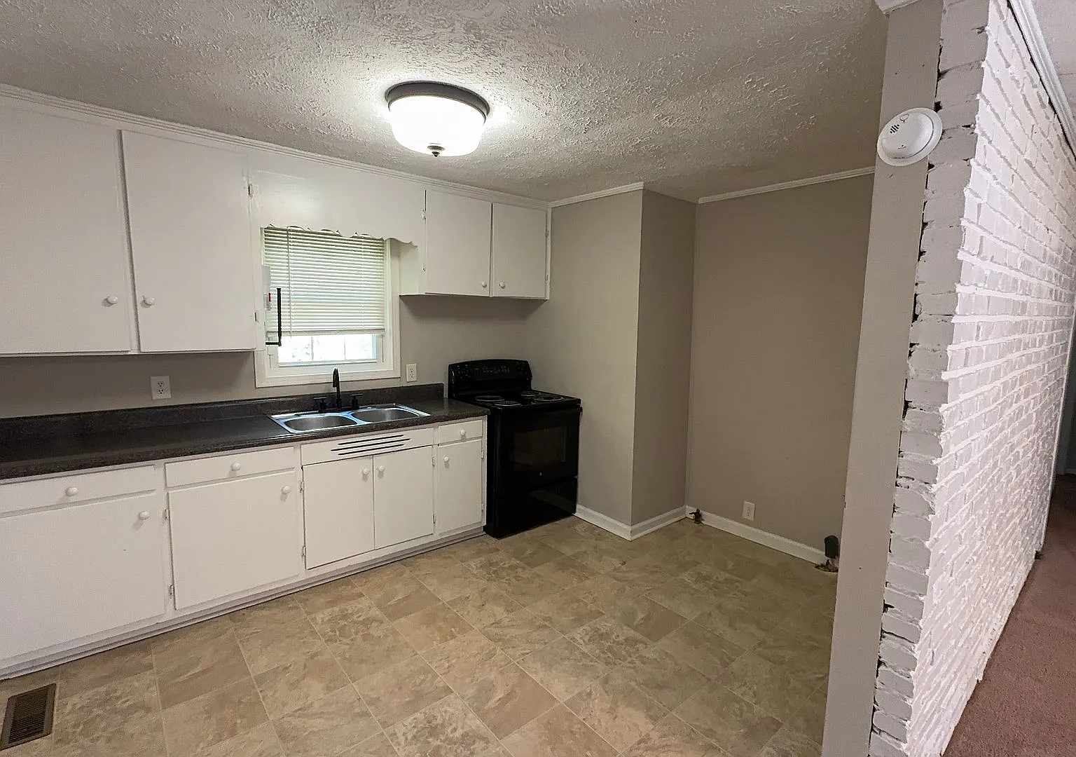 1095 Foster Circle — Photo 2