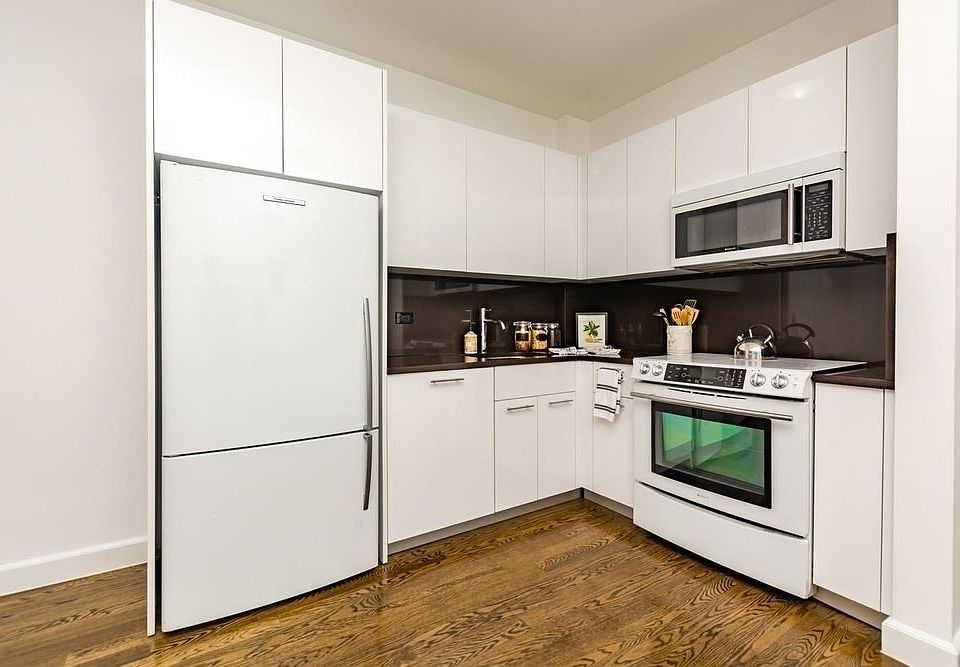 1st image of 212 W 91st St APT 921
