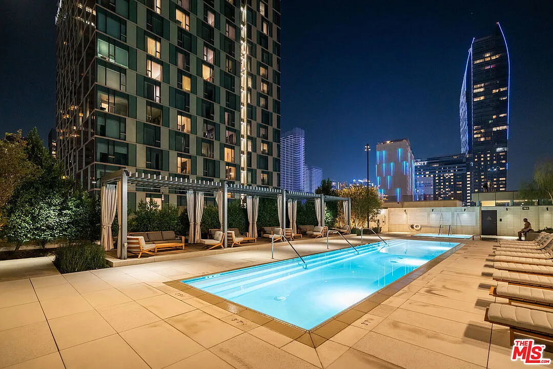 1 bed, 1.5 bath, 780 sqft, $3,300 — Photo 2