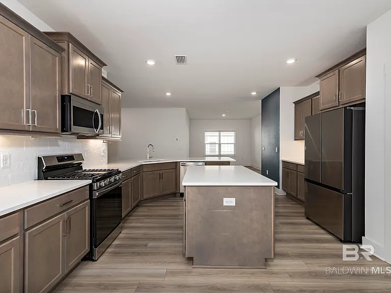 231 Bronze St — Photo 3